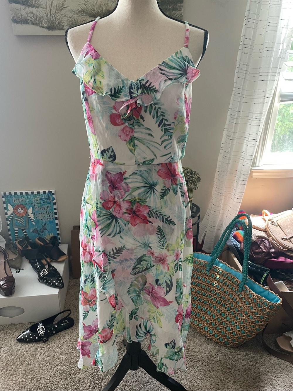 Kensie Woman’s hi/low Maxi in SZ 10 in gently used condition